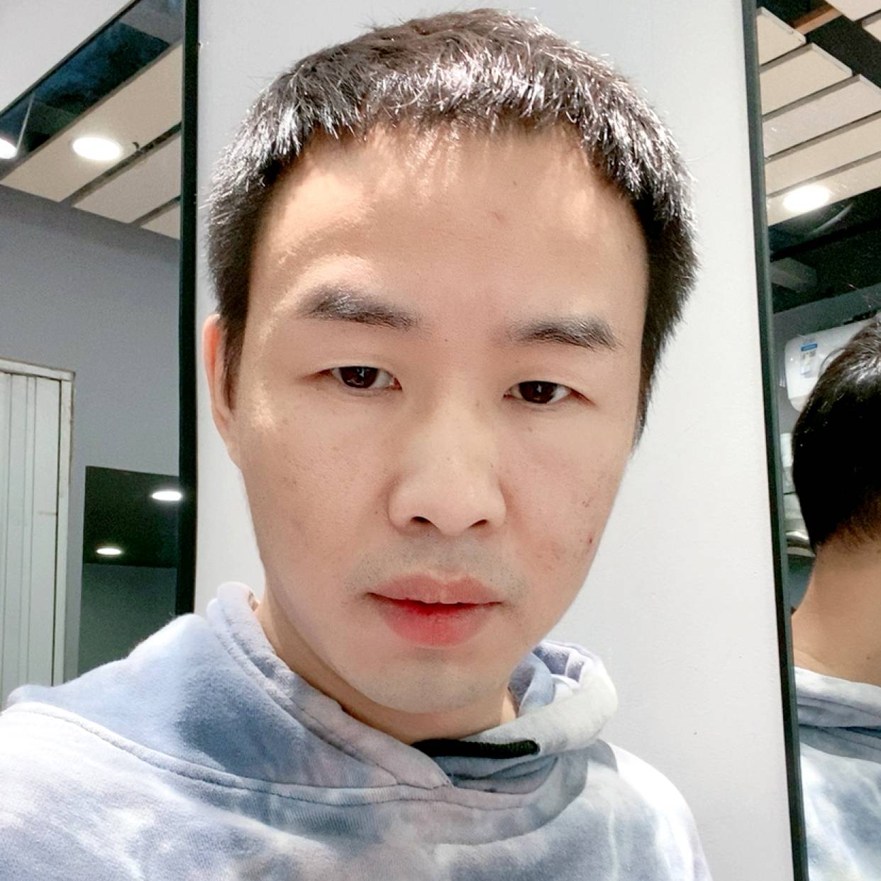帅哥与烂漫的照片