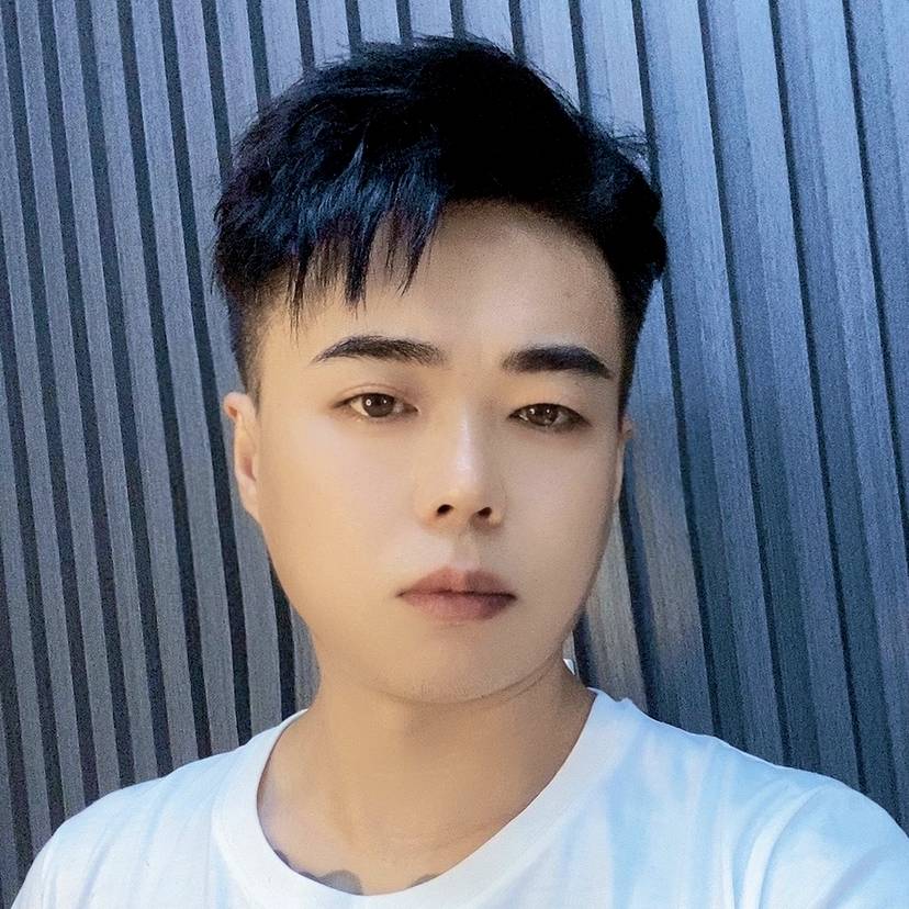 帅气爱金鱼的照片