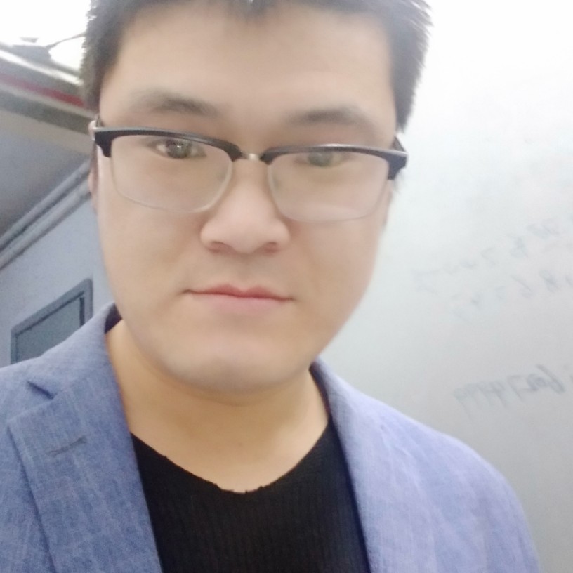 微笑拿青花的照片