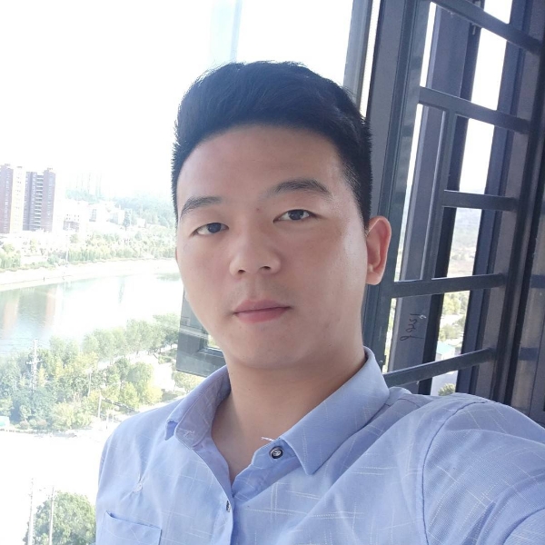 调皮用冰淇淋的照片