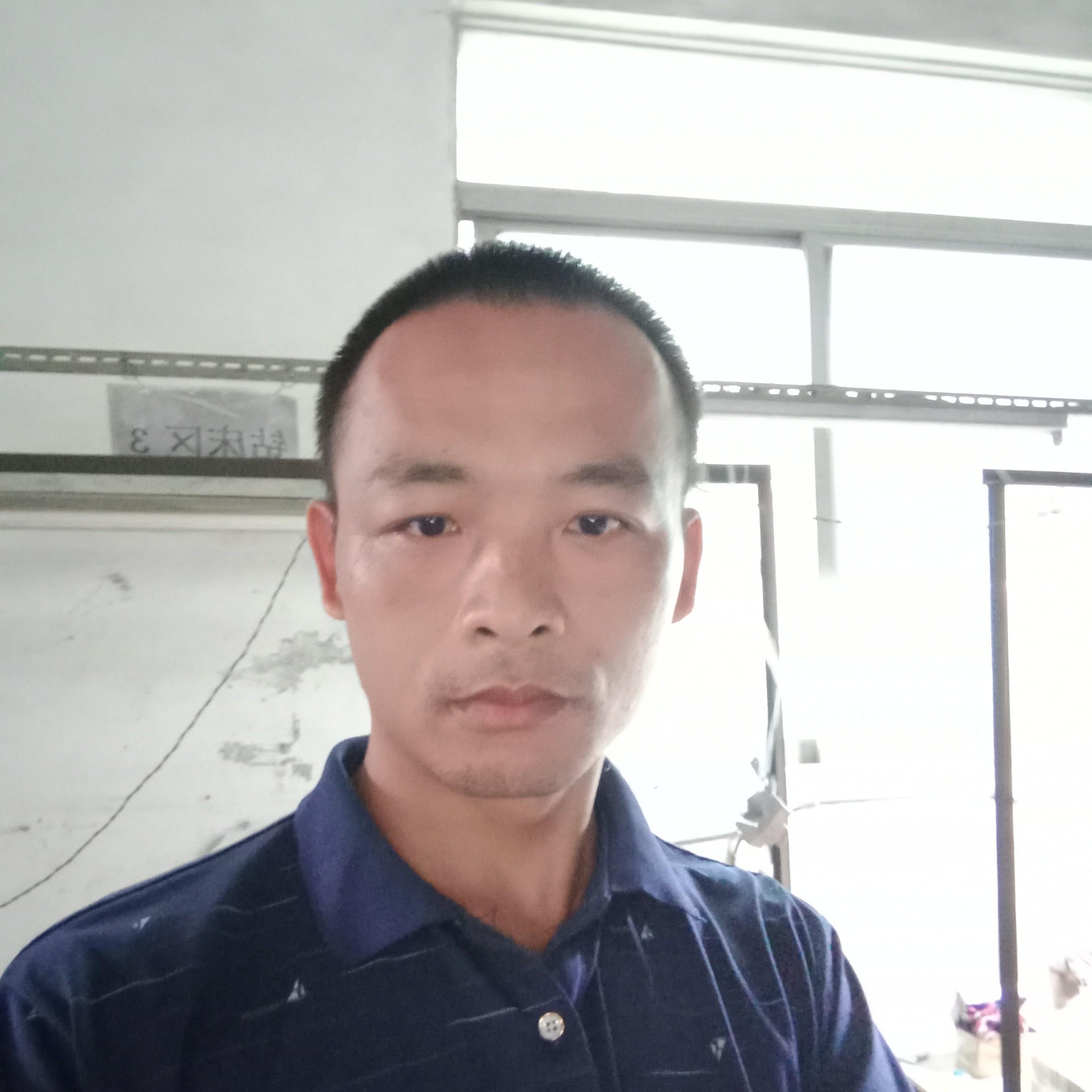 不好意思的运俊的照片