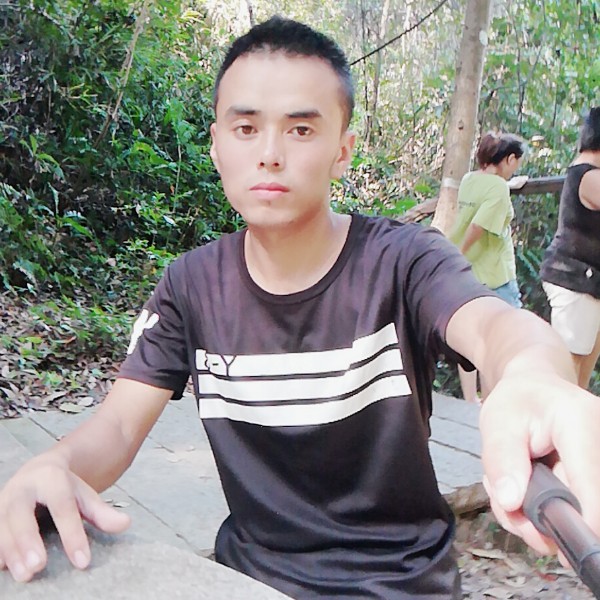 一个人漫步早晨的照片
