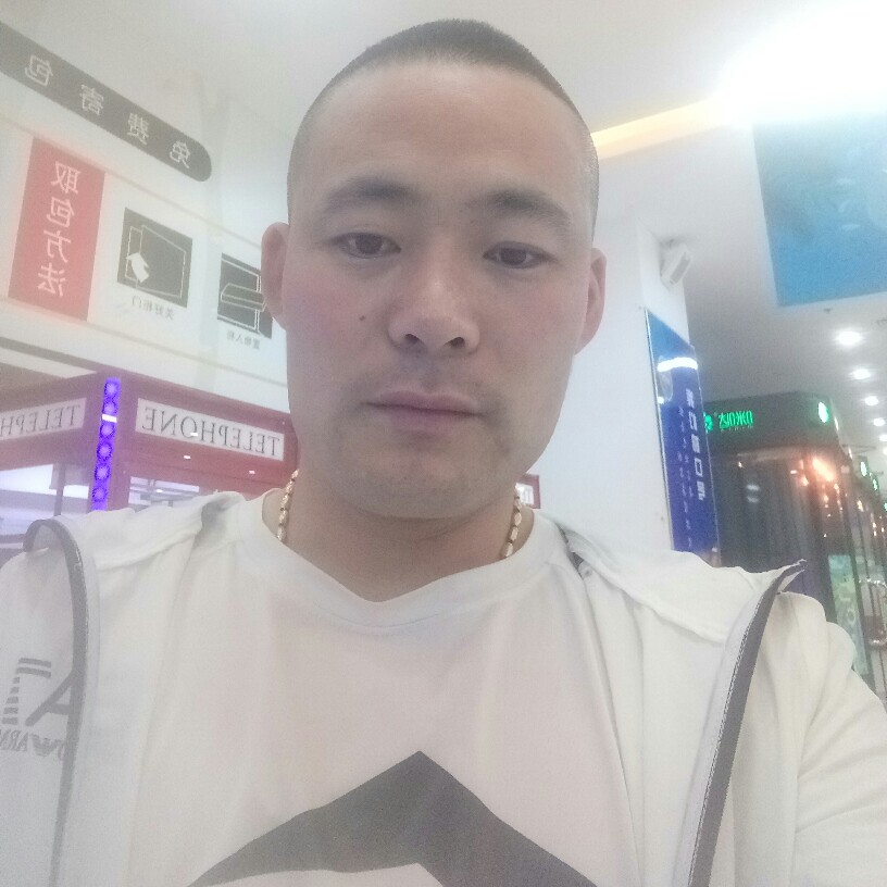 安静蹙眉小兔子的照片