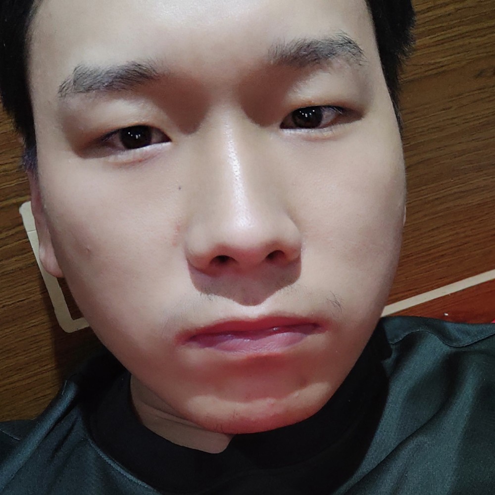 破洞迷彩鞋的照片