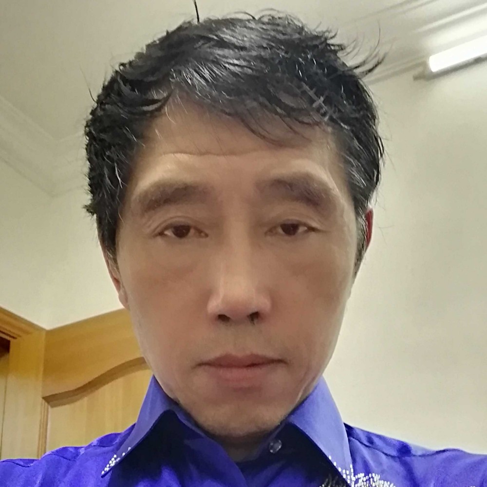 微笑爱恋花瓣的照片
