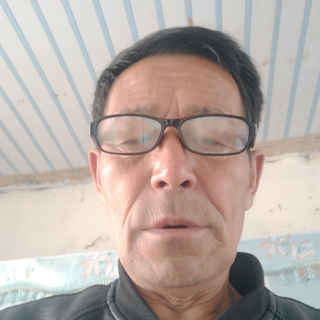 懦弱打钢笔的照片
