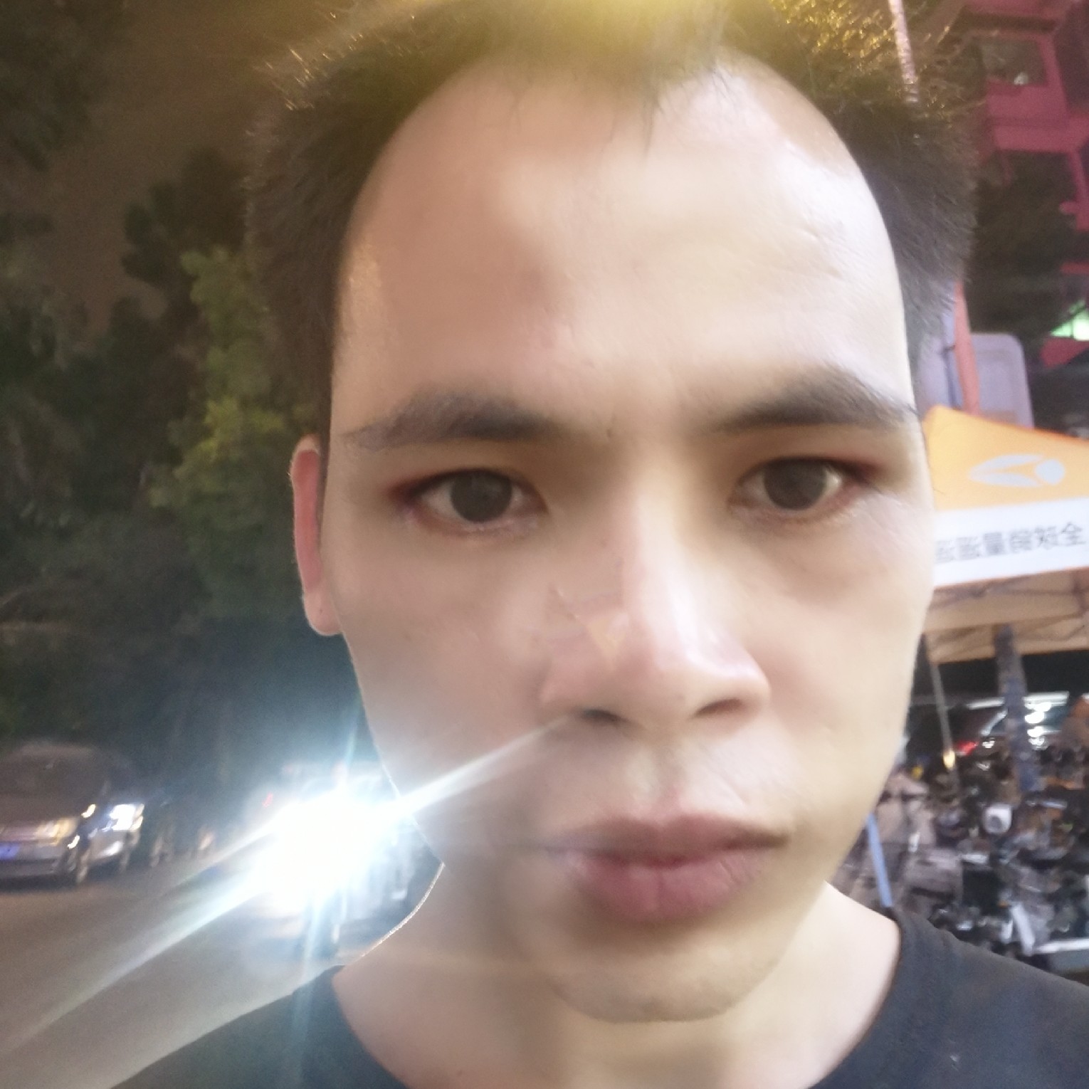 清秀浅吻花卷的照片