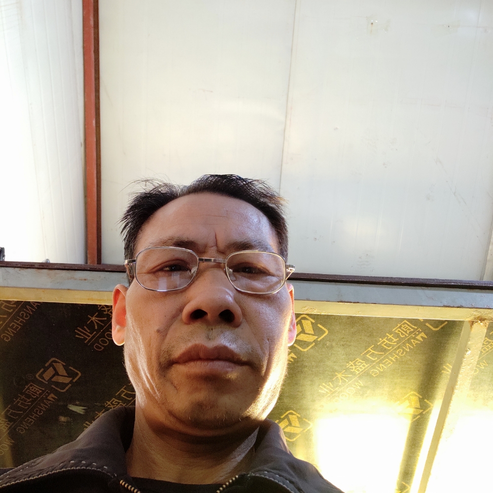 晨曦深拥忧心的照片