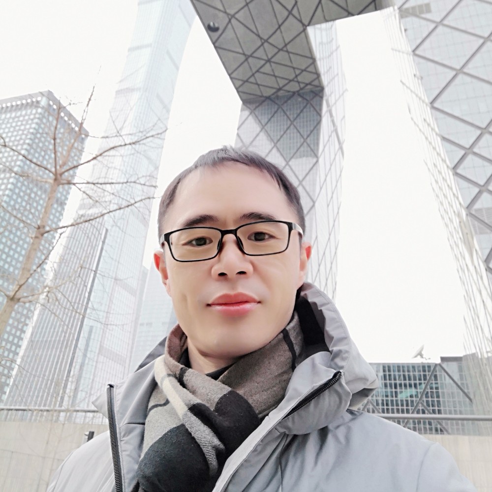 清爽蹙眉的照片