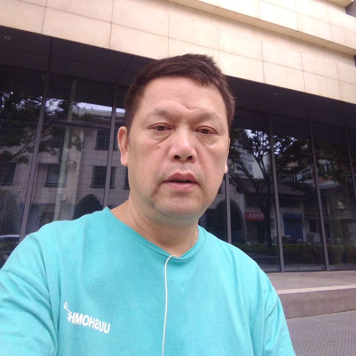 零碎挽手百褶裙的照片