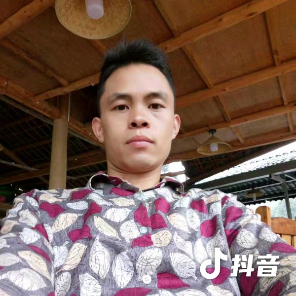 活力回首微笑的照片