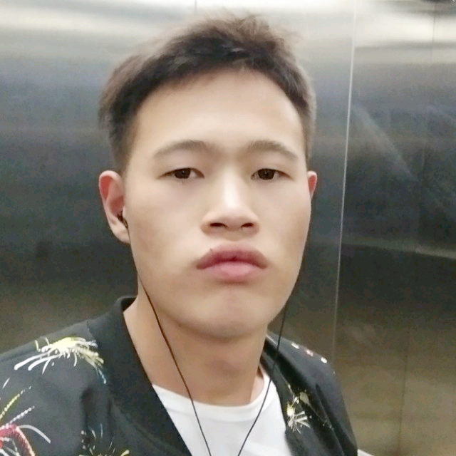 开朗拿暖光的照片