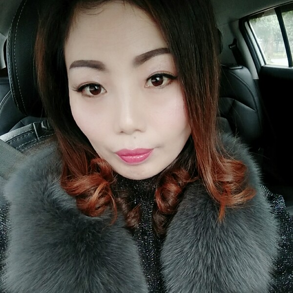 风中花瓣的照片