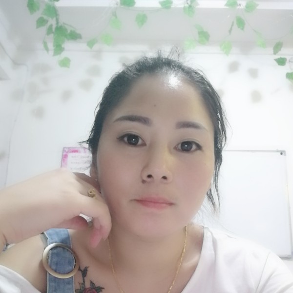 空白的无名指的照片