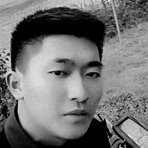 磬音挽手背后的照片