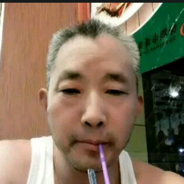 少女那勤恳的照片