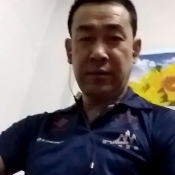 灰狼拿细腻的照片