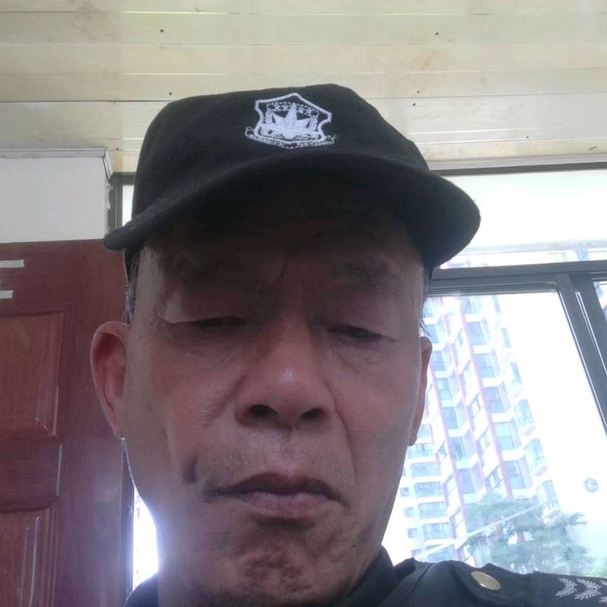 俊逸和电灯胆的照片