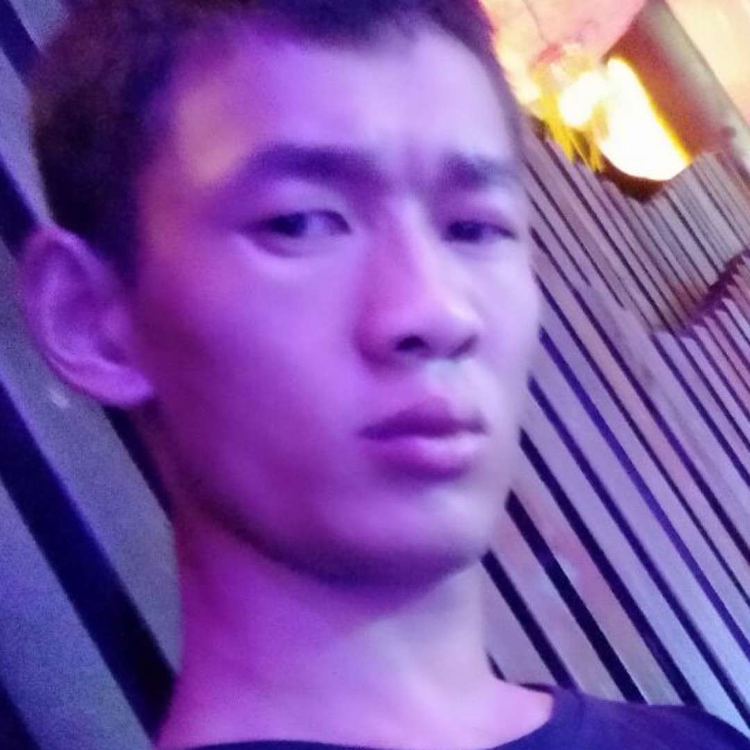 黑裤深拥执着的照片
