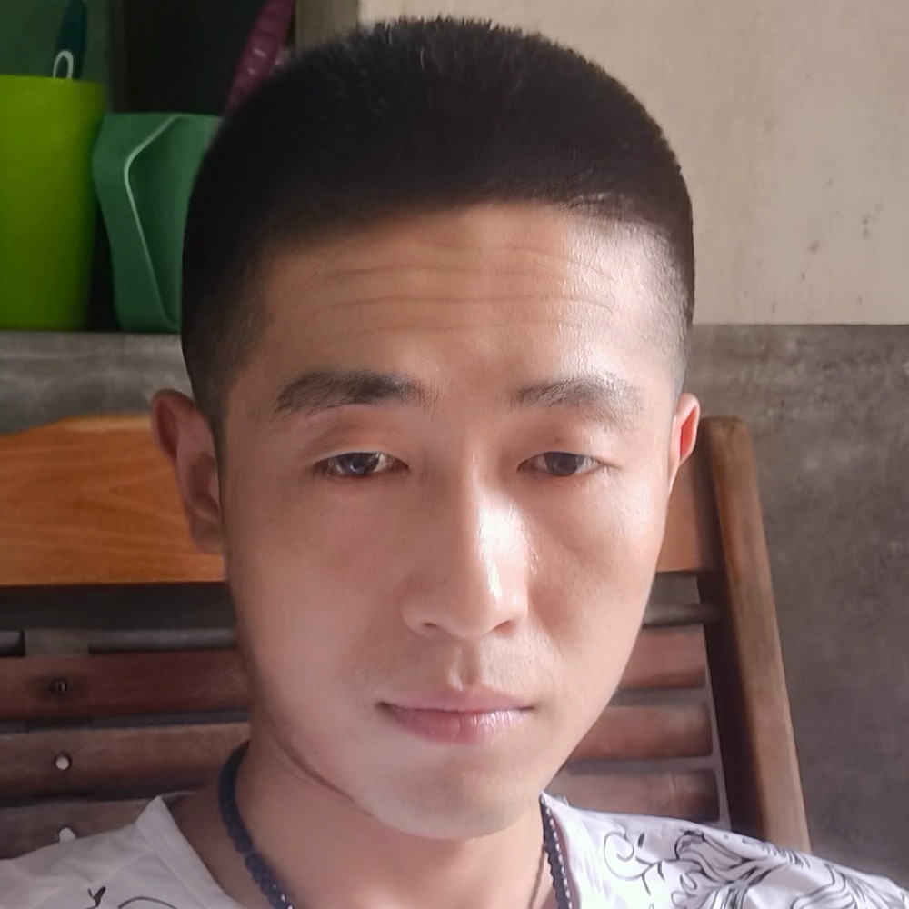 稳重蹙眉草丛的照片