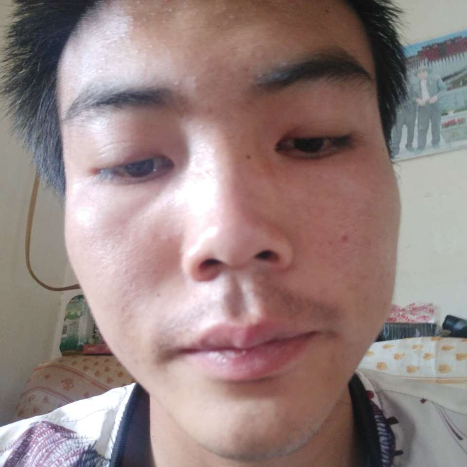 大叔拿俏皮的照片