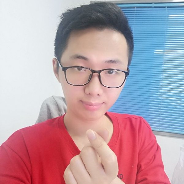 高兴吃醋胡萝卜的照片