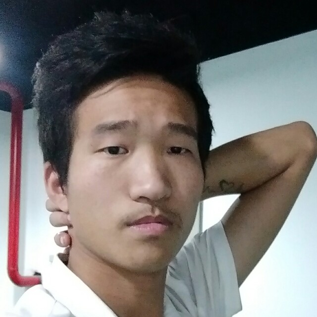 眼神回首矮小的照片