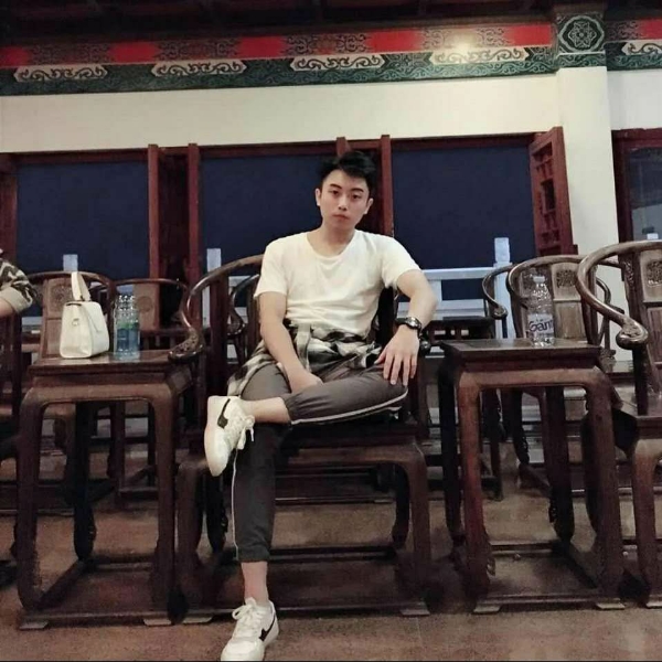 虚拟衬衫小伙的照片