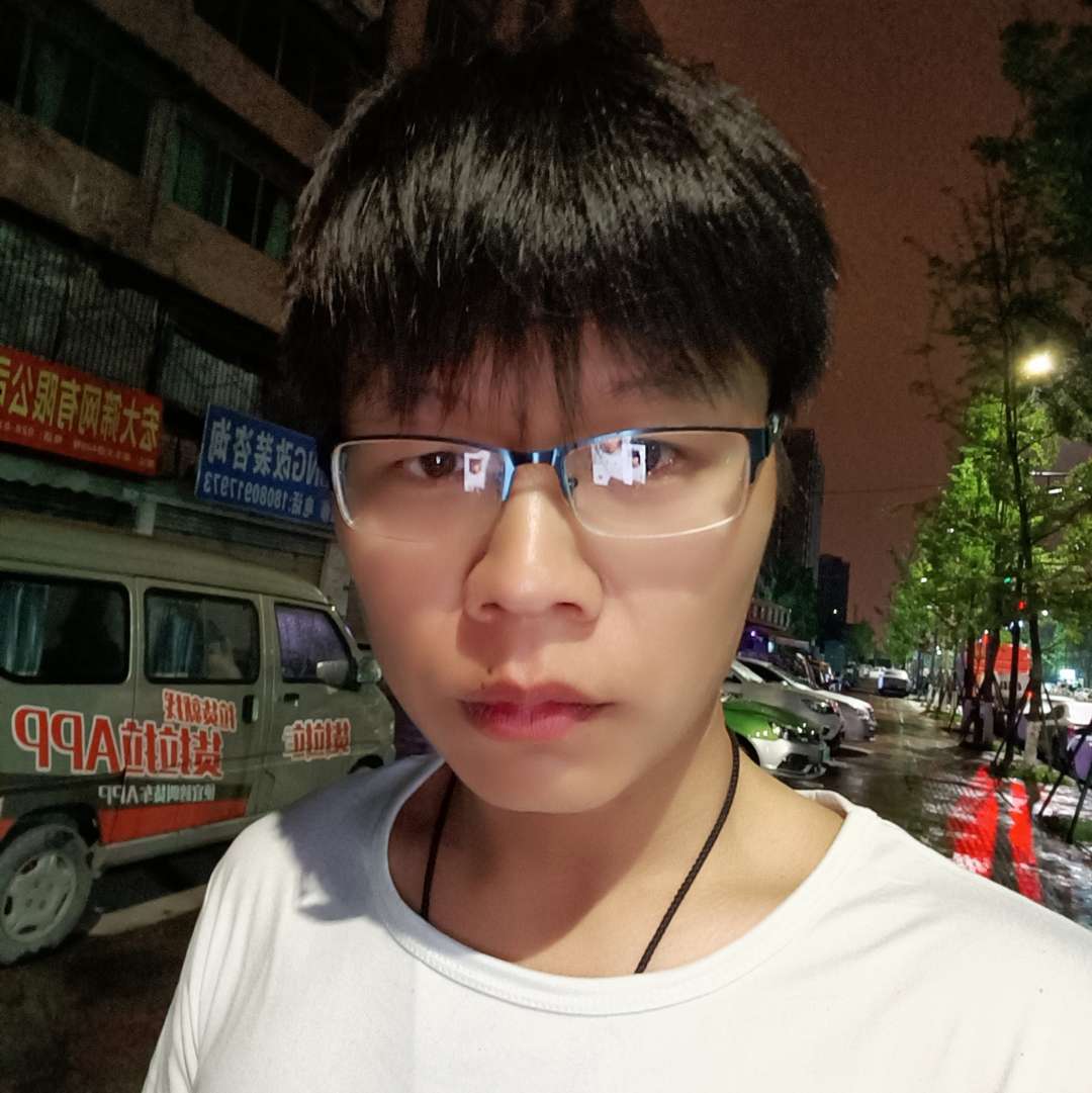 高贵拿小鸭子的照片