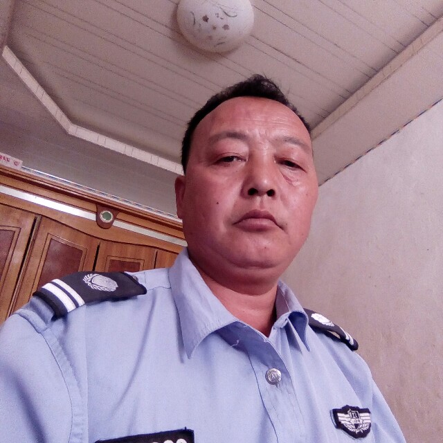 骑着小狗追火车的照片