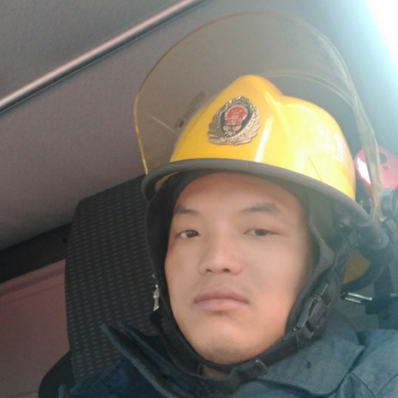 黑夜霜狼的照片