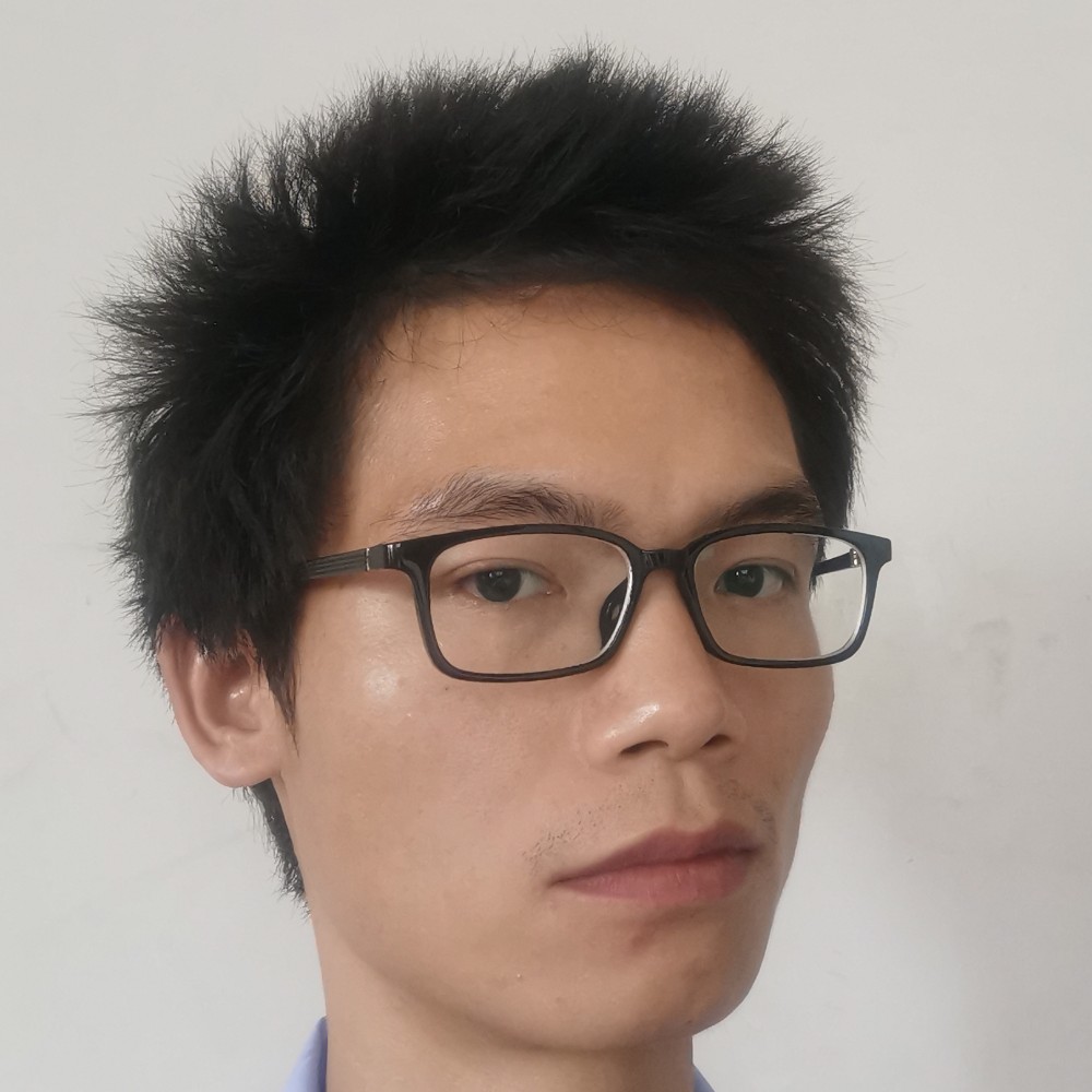 森林中的猎人的照片