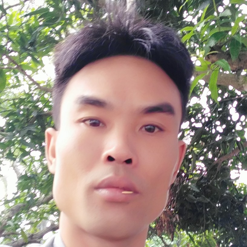 俊逸与枕头的照片
