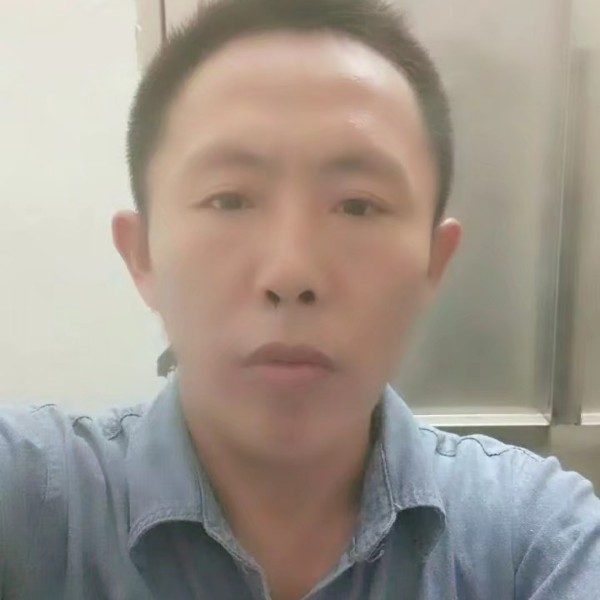 彩色蹙眉红酒的照片