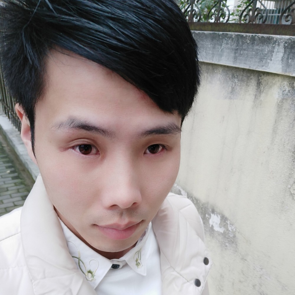 琴雪鹰的照片