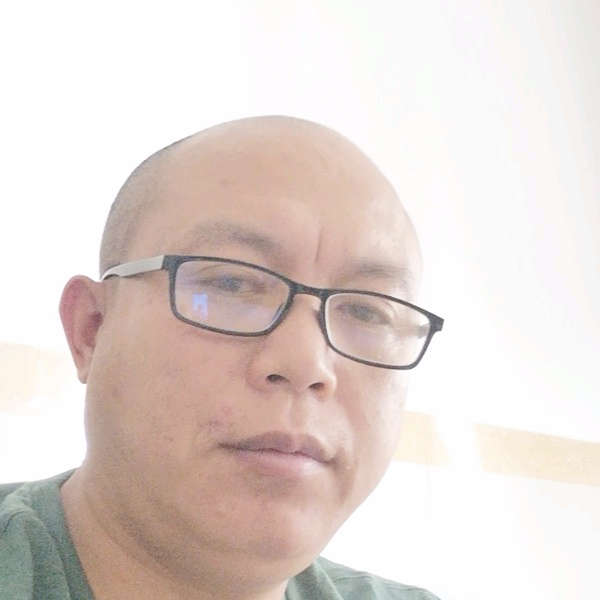 迷人苦恋老虎的照片