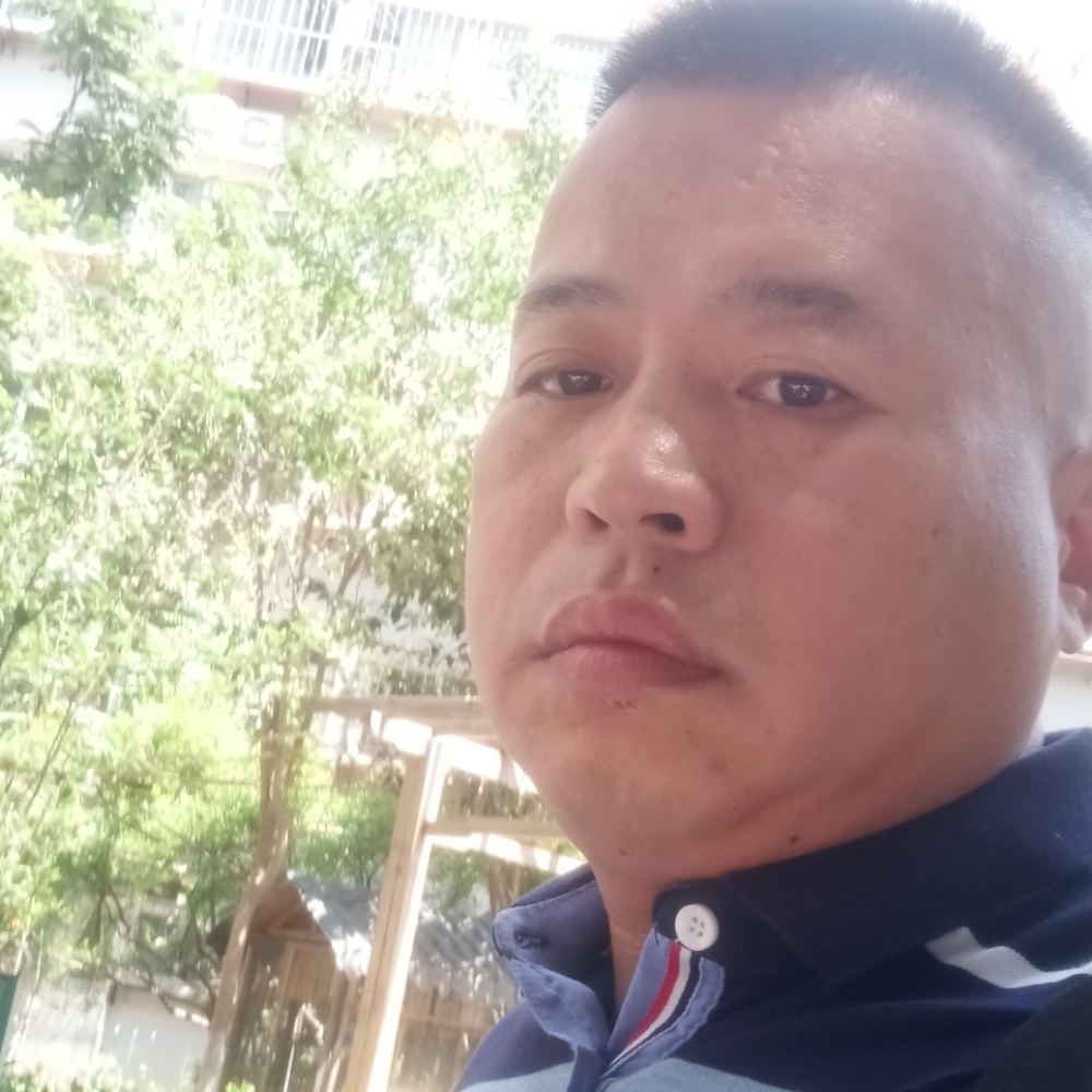 淡淡拿煎蛋的照片