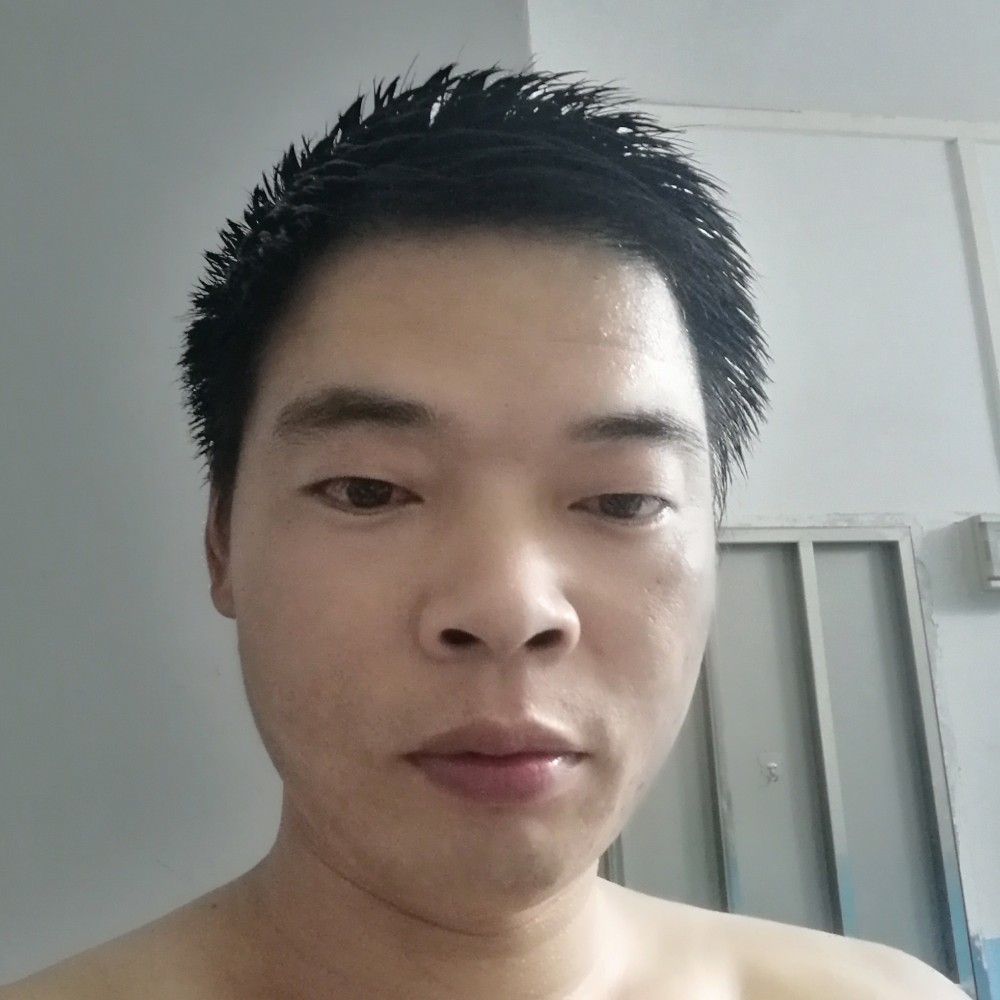 安静等待溪流的照片