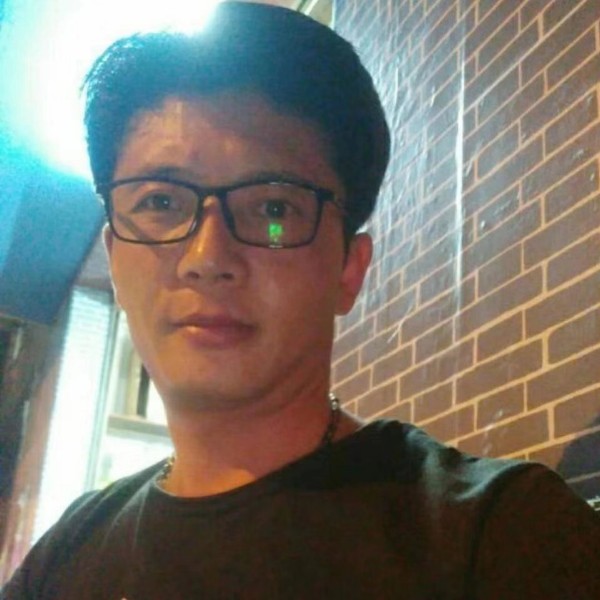 冷眸坦率的照片