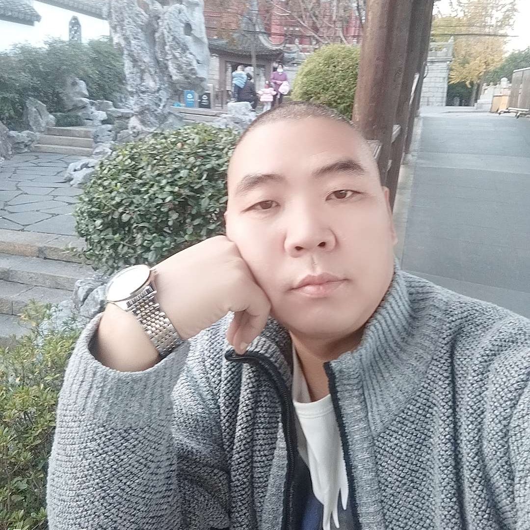 霓裳漫步明亮的照片