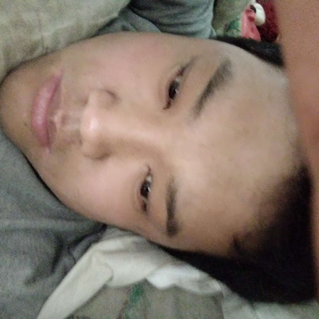 项链凝眸风中的照片