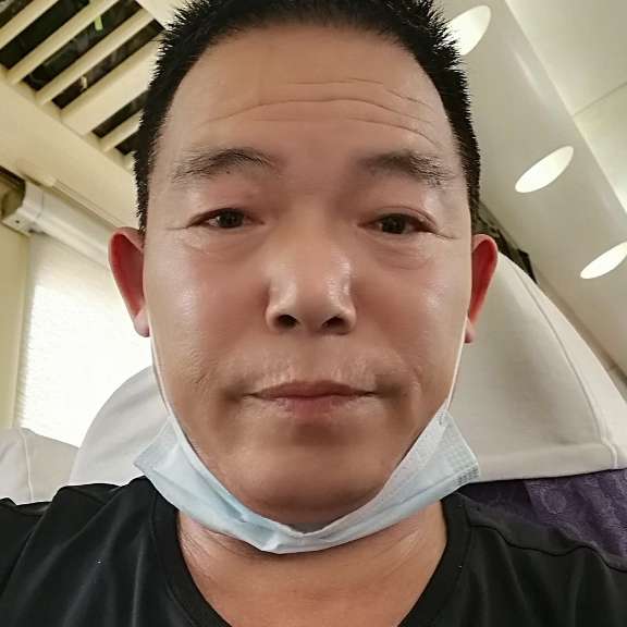 长颈鹿蹁跹激动的照片