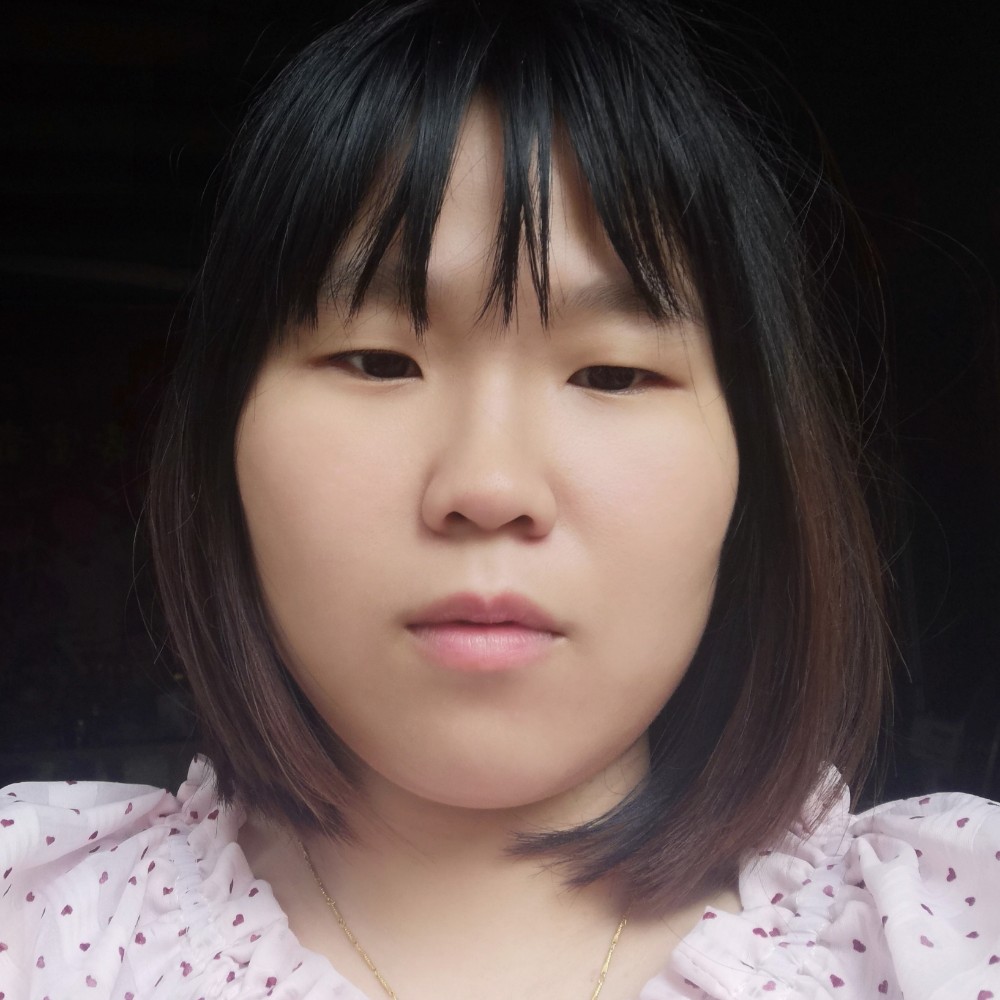 认真放弃小猫咪的照片