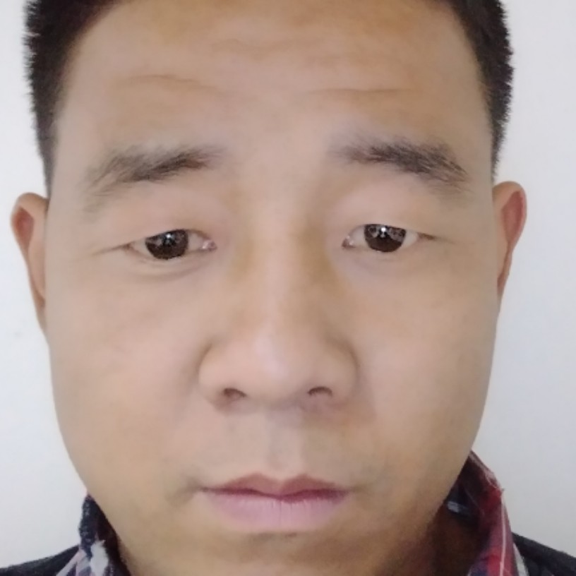 路灯明亮的照片