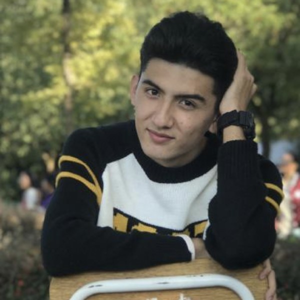 青涩的青年的照片