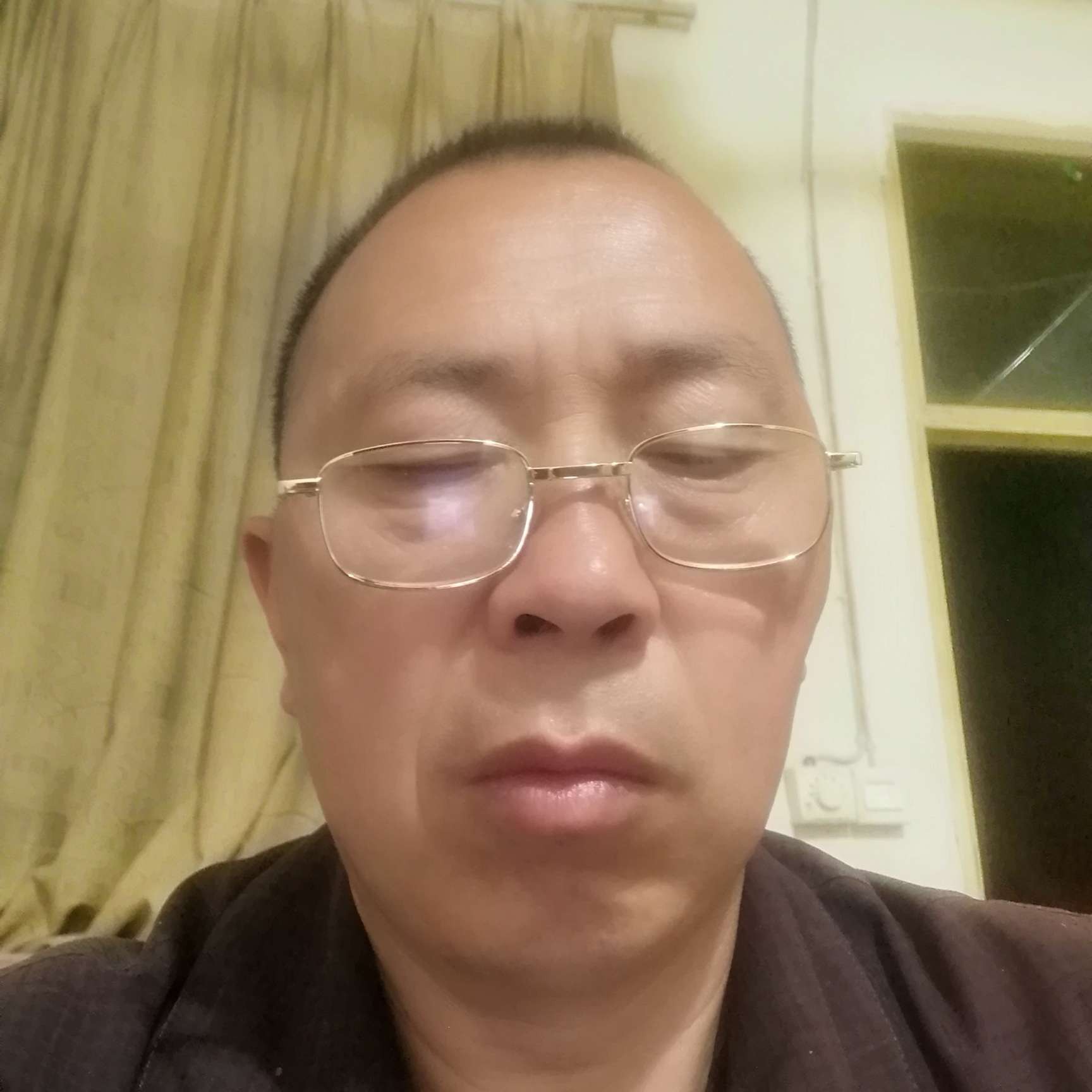 唇彩闻一个人的照片