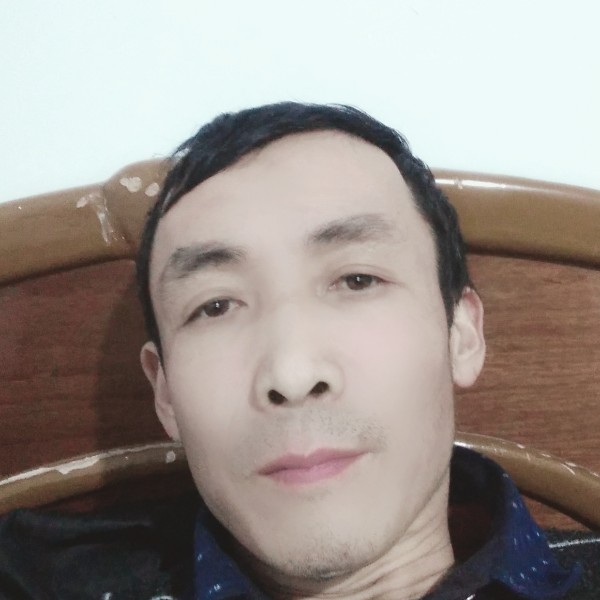 朋友回眸陶醉的照片