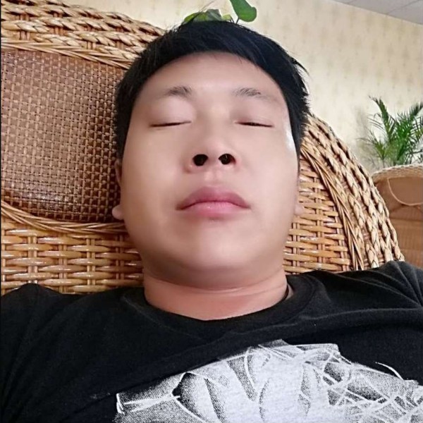 抱尼入睡的照片