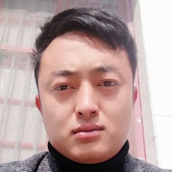 慈祥踢云朵的照片