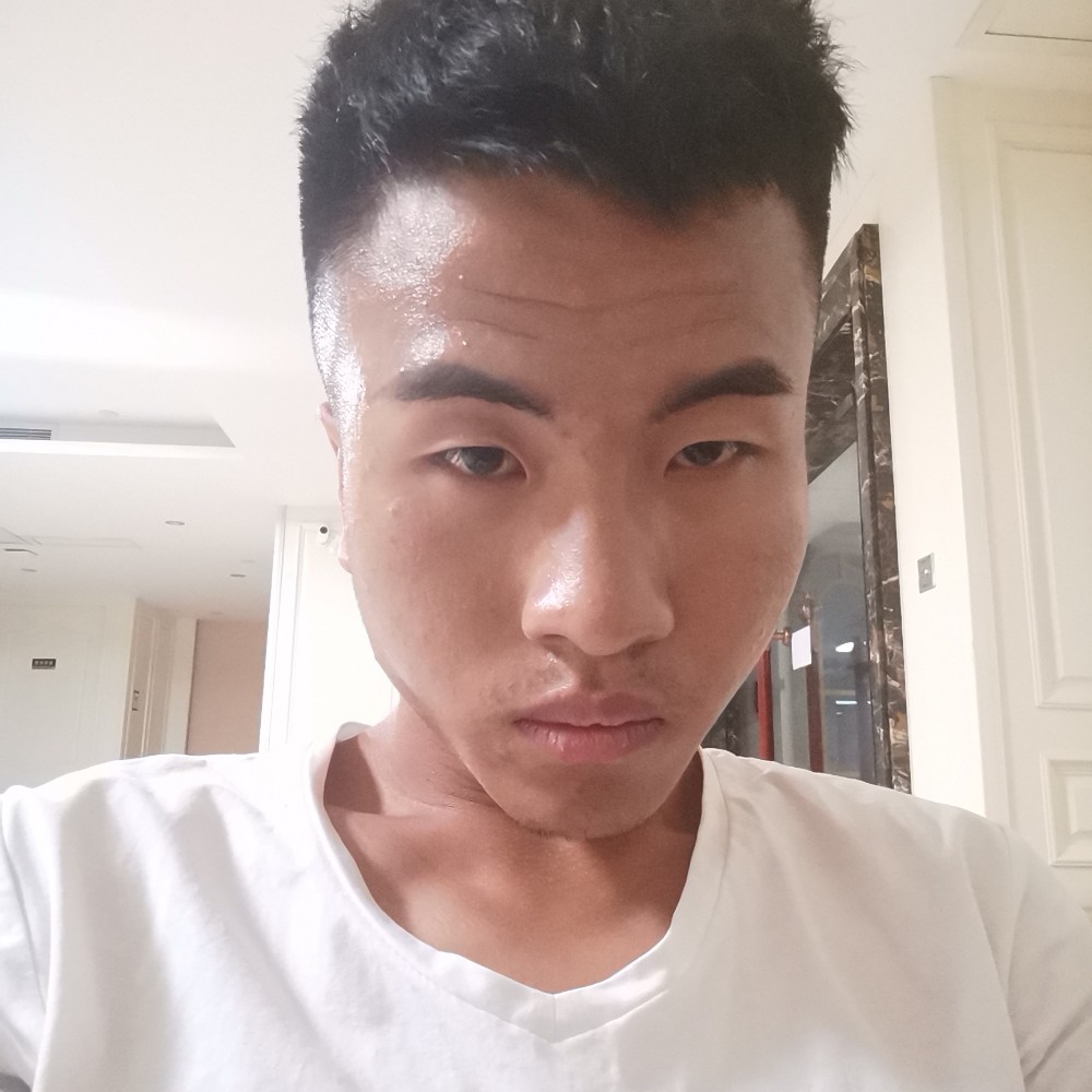 年轻笑酸奶的照片